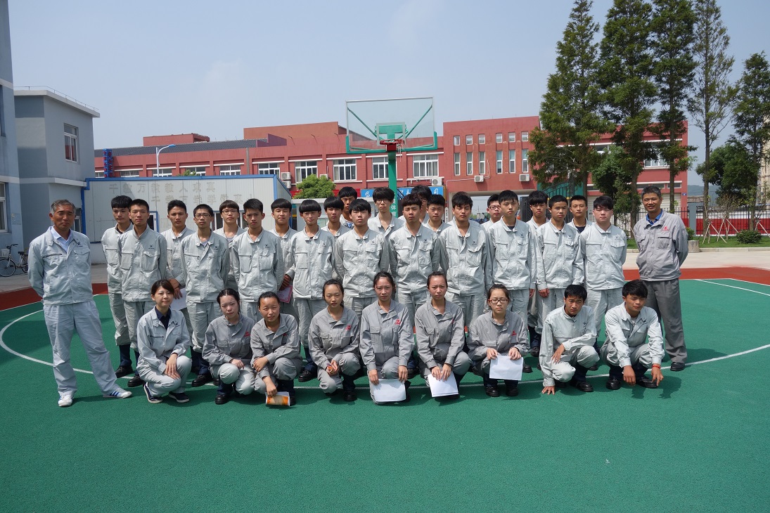常石造船海外集團(tuán)公司的常石集團(tuán)（舟山）造船有限公司，給岱山縣職業(yè)技術(shù)學(xué)校常石分校12名優(yōu)秀學(xué)生頒發(fā)常石獎(jiǎng)學(xué)金